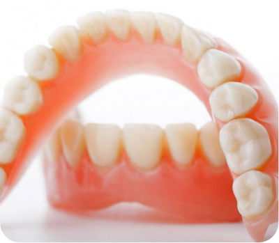 Prótesis dentales superior e inferior hechas a medida